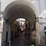 Facciamo ora un salto in piazza dell�Odegitria, dove all�ombra della Cattedrale si trova l�arco della neve, l� dove anticamente si conservava la neve per poi rivenderla sotto forma di ghiaccio